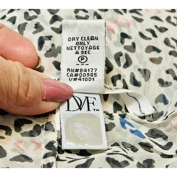 Diane Von Furstenberg  Women Size 2 Animal Print Silk Blouse Boho Quiet Luxury - Picture 12 of 14